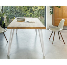 Table de salle à manger avec plateau en bois et pieds blancs dans la salle à manger.