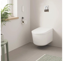 WC douche suspendu dans une salle de bains au design moderne.