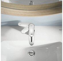 Waschtischarmatur im Badezimmer mit Spiegel