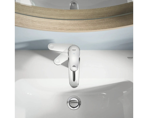 Waschtischarmatur im Badezimmer mit Spiegel