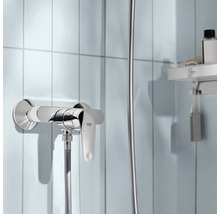 Mitigeur de douche apparent dans la salle de bain