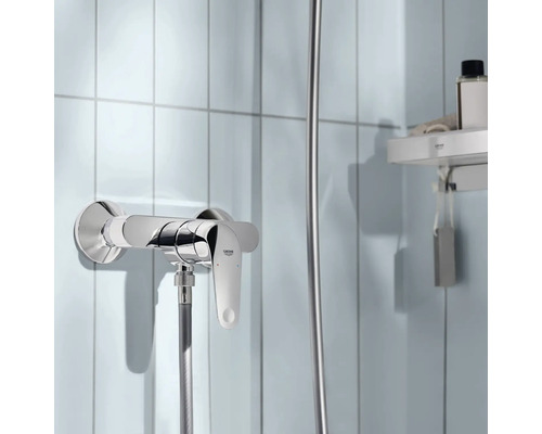 Mitigeur de douche apparent dans la salle de bain