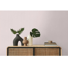 Vases décoratifs et livres sur une armoire