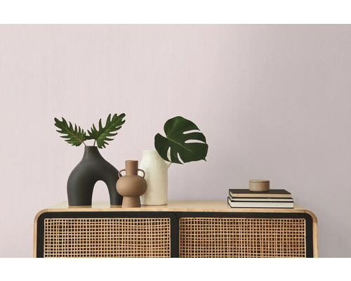 Vases décoratifs et livres sur une armoire