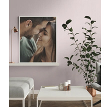 Décoration de salon avec portrait encadré, table et plante