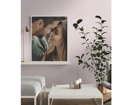 Décoration de salon avec portrait encadré, table et plante