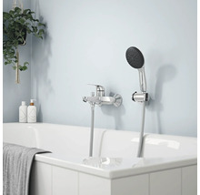 Badezimmerarmatur mit Handbrause an einer Badewanne montiert