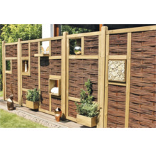 Clôture décorative de protection visuelle en osier avec étagères intégrées et décoration