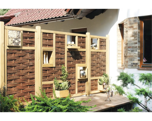 Brise-vue décoratif en bois et en osier avec éléments de décoration intégrés pour le jardin.