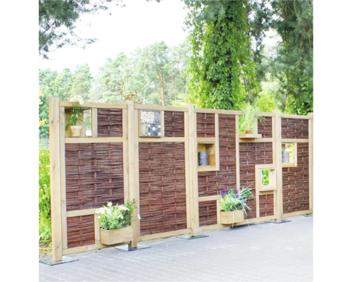 Brise-vue décoratif en bois avec jardinières intégrées et hôtel à insectes