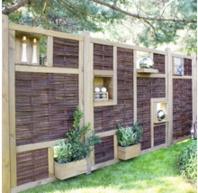 Clôture de jardin décorative avec éléments de clôture en osier, étagères et jardinières dans le jardin