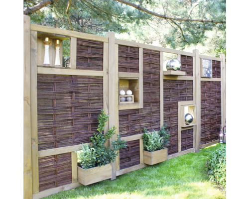 Clôture de jardin décorative avec éléments de clôture en osier, étagères et jardinières dans le jardin