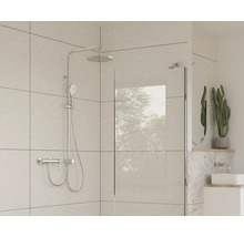 Begehbare Dusche mit Brausethermostat, Kopfbrause und Handbrause in modernem Badezimmer