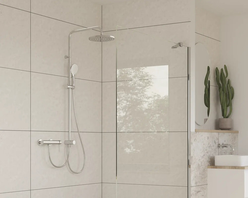 Begehbare Dusche mit Brausethermostat, Kopfbrause und Handbrause in modernem Badezimmer