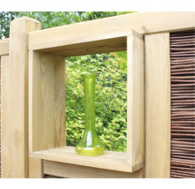 Mur décoratif en bois avec étagère et vase en verre