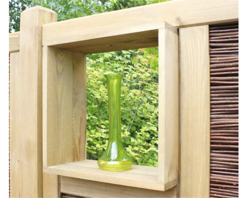 Mur décoratif en bois avec étagère et vase en verre