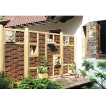 Scène de jardin décorative avec un écran de confidentialité en bois et en osier