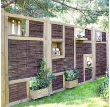 Vue d'une clôture de jardin décorative avec des éléments de clôture tressée et des éléments décoratifs intégrés