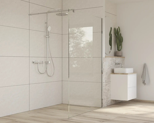 Badezimmer mit Duschwand, Duscharmatur und Waschtisch