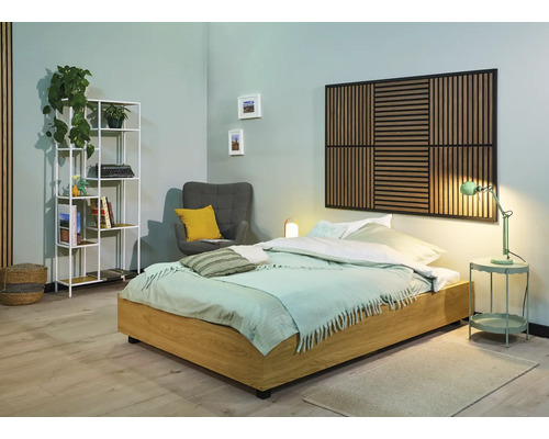 Chambre à coucher avec lit, table de chevet, fauteuil, étagère et panneau mural