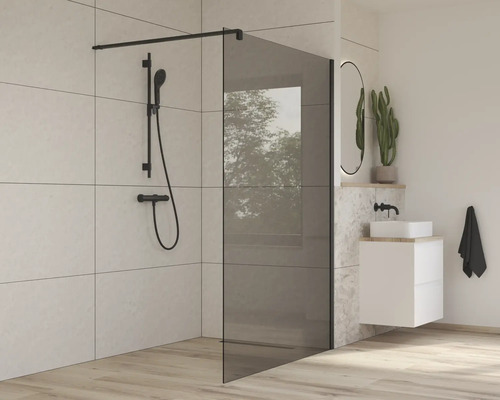 Salle de bain moderne avec paroi de douche, robinet de douche et lavabo
