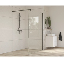 Badezimmer mit Duschabtrennung, Duscharmatur und Waschtisch