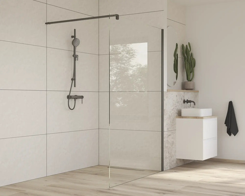 Badezimmer mit Duschabtrennung, Duscharmatur und Waschtisch