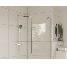 Douche moderne avec pomme de douche et douchette dans une salle de bain lumineuse.