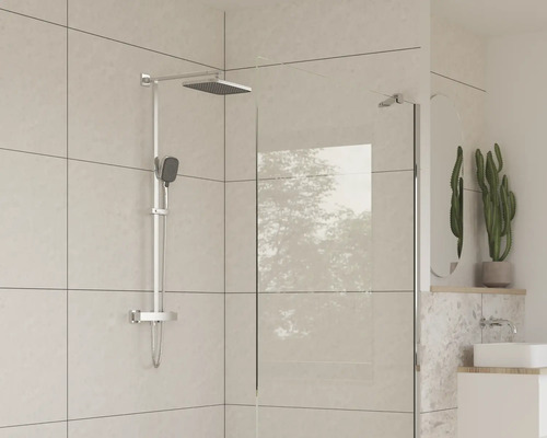 Douche moderne avec pomme de douche et douchette dans une salle de bain lumineuse.