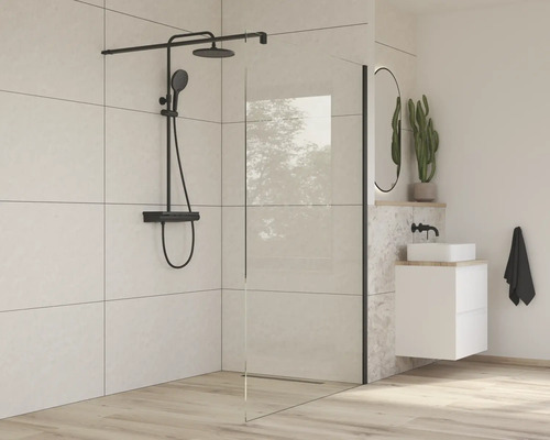 Modernes Badezimmer mit Dusche, Waschbecken und Spiegel