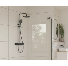 Duschsystem mit Kopf- und Handbrause in einem modernen Badezimmer