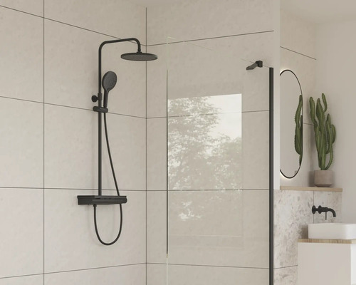 Duschsystem mit Kopf- und Handbrause in einem modernen Badezimmer