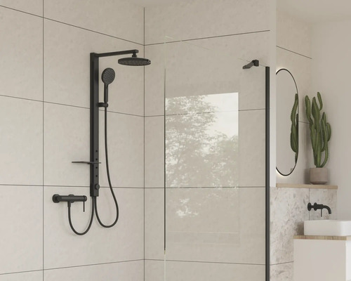 Modernes Badezimmer mit schwarzer Duscharmatur und Glaswand.