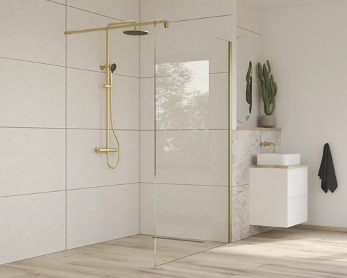 Salle de bains avec paroi de douche, robinetterie de douche et lavabo