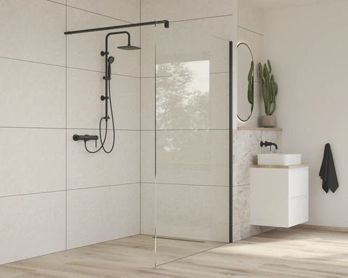 Modernes Badezimmer mit Duschwand, Duscharmatur und Waschtisch