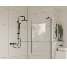 Modernes Badezimmer mit schwarzer Duschgarnitur, Duschwand und ovalem Spiegel