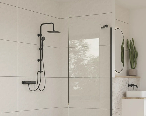 Modernes Badezimmer mit schwarzer Duschgarnitur, Duschwand und ovalem Spiegel