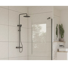 Salle de bains avec robinetterie de douche et paroi de douche
