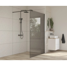 Salle de bain avec paroi de douche, robinetterie de douche et lavabo