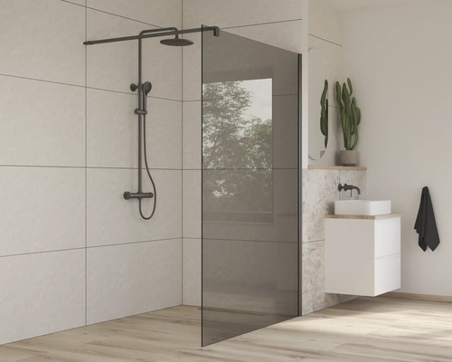 Salle de bain avec paroi de douche, robinetterie de douche et lavabo