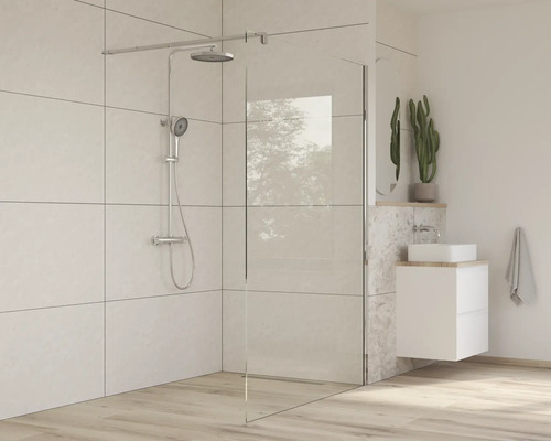 Salle de bains moderne avec paroi de douche, robinetterie et lavabo