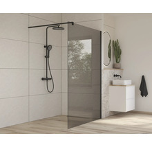 Modernes Badezimmer mit Duschabtrennung aus Glas und Duscharmatur