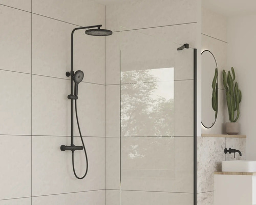 Badezimmer mit schwarzer Duschgarnitur und Duschwand