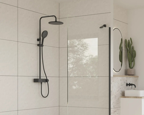 Duschkabine mit Armaturen und Accessoires in einem hellen Badezimmer