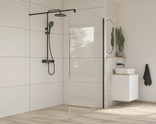 Modernes Badezimmer mit Duschwand, Armatur und Waschtisch