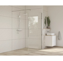 Salle de bain lumineuse avec cabine de douche, lavabo et miroir