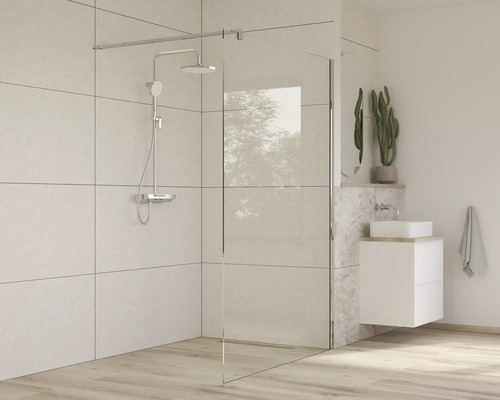 Helles Badezimmer mit Duschkabine, Waschbecken und Spiegel