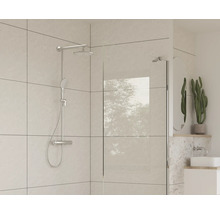 Salle de bain avec robinetterie de douche et paroi de douche en verre