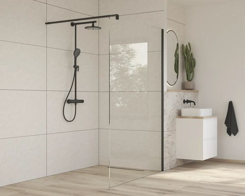 Helles Badezimmer mit Duschabtrennung, Waschtisch und Armaturen