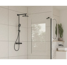 Duscharmatur mit Kopf- und Handbrause sowie Duschwand im modernen Badezimmer.
